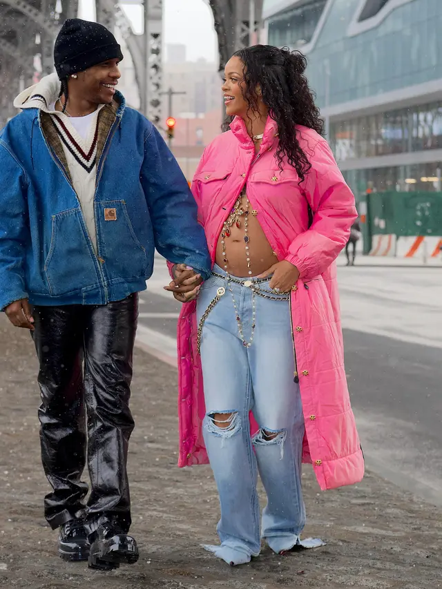 5 Potret Rihanna Pamer Baby Bump Kehamilan Pertama, Bikin Geger Netizen