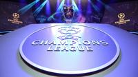Trofi Liga Champions berada di tengah panggung drawing fase grup Liga Champions 2019-2020, di Monaco, Kamis (29/8/2019).  (AFP / Valery Hache)