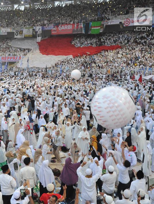 Bendera merah Putih raksasa terlihat  dalam kampanye akbar pasangan capres-cawapres nomor urut 02 Prabowo Subianto - Sandiaga Uno di Stadion Utama Gelora Bung Karno (SUGBK), Jakarta, Minggu (7/4/2019). Kampanye itu diikuti ribuan simpatisan pendukung Prabowo-Sandi. (merdeka.com/Arie Basuki)
