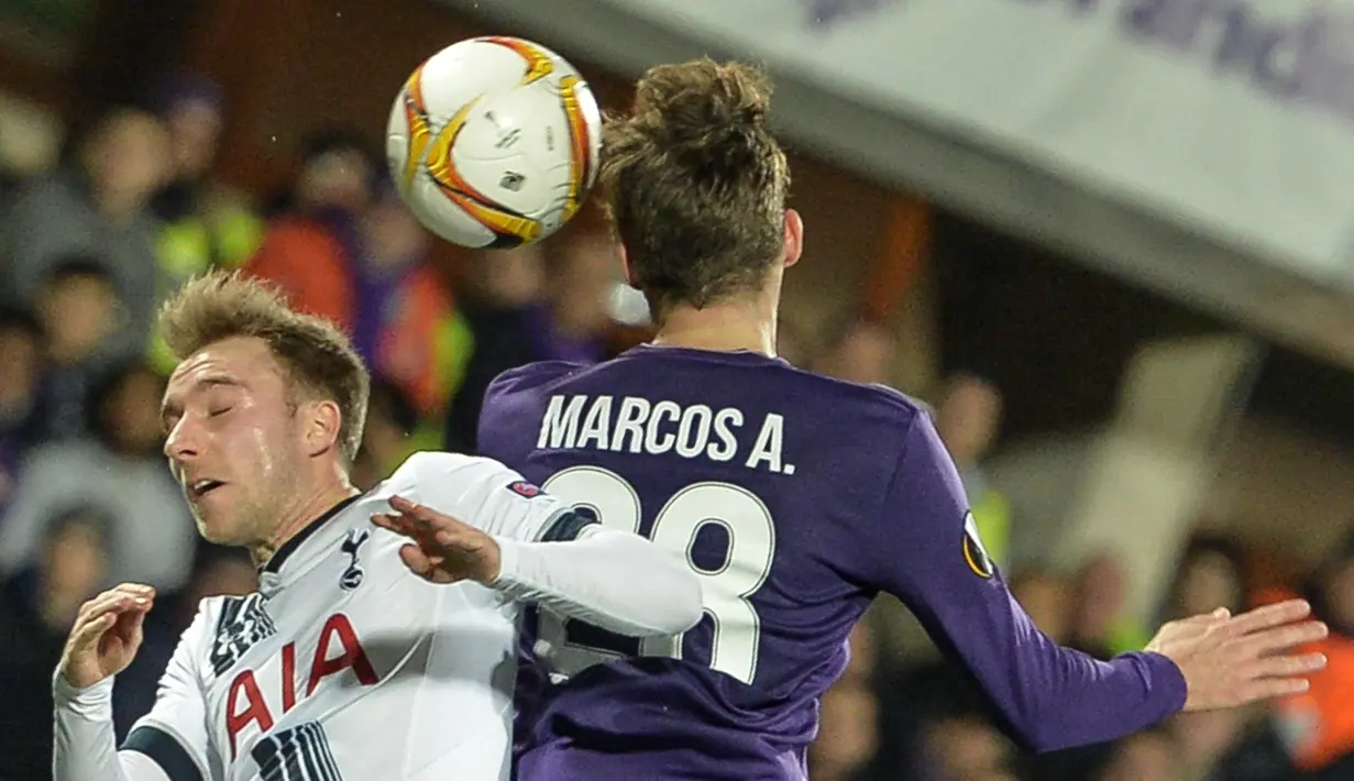 Pemain Tottenham Hotspur, Christian Eriksen (kiri), duel dengan pemain Fiorentina, Marcos Alonso Mendoza, dalam leg pertama babak 32 besar Liga Europa di Stadion Artemio Franchi, Italia, Jumat (19/2/2016) dini hari WIB. (AFP/Andreas Solaro)