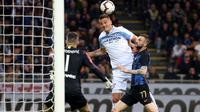 Gelandang Lazio, Sergej Milinkovic-Savic, menyundul bola ke gawang Inter Milan pada laga Serie A di Stadion Giuseppe Meazza, Minggu (31/3). Inter Milan takluk 0-1 dari Lazio. (AP/Matteo Bazzi)