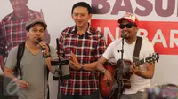 Cagub DKI Jakarta, Basuki Tjahaja Purnama (Ahok) bernyanyi bersama musisi Tompi dan Glenn Fredly di Rumah Lembang, Jakarta, Rabu (25/1). Sejumlah musisi mendatangi Rumah Lembang untuk menyatakan dukungan kepada Ahok. (Liputan6.com/Gempur M Surya)