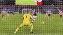 Pemain West Ham United Declan Rice menendang penalti ke gawang Sheffield United pada pertandingan Liga Inggris di London Stadium, London, Inggris, Senin (15/2/2021). West Ham United menang 3-0. (Justin Setterfield/Pool via AP )