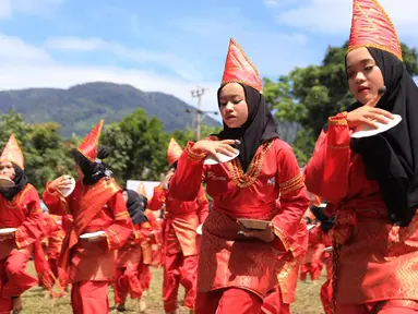 Anak-anak di Kampung Berseri Astra Jorong Tabek menampilkan kesenian tari piring dalam acara Festival Kampung Berseri Astra bertema Pendidikan Kecakapan Hidup Melalui Kearifan Lokal di Kabupaten Solok, Sumatra Barat (28/4/2019). (Liputan6.com/HO/Eko)