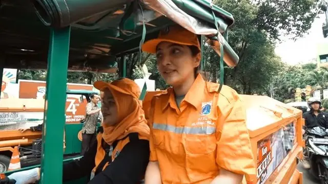 6 Momen Ashanty Jadi Petugas Kebersihan, Rela Kepanasan Sambil Sapu Jalan