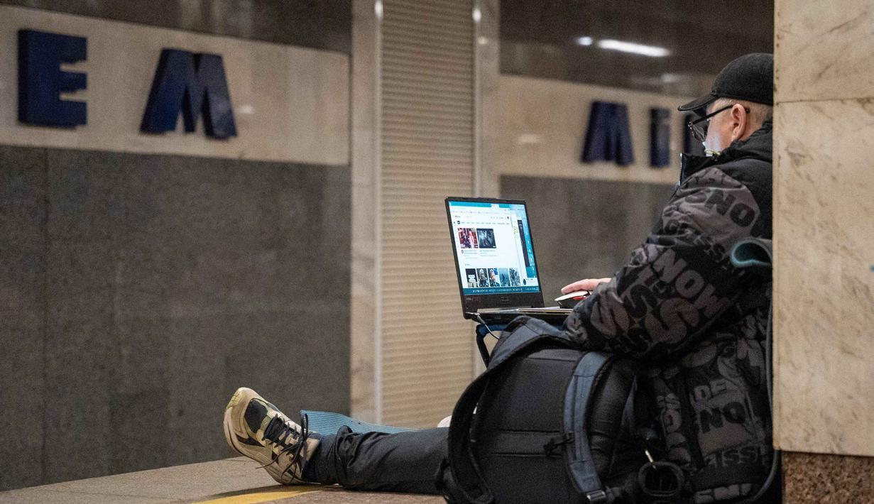 Wali Kota Kyiv, Vitali Klitschko, seperti dilansir kantor berita AFP, Jumat (9/1/2026), mengatakan serangan tersebut memicu kebakaran dan merusak gedung-gedung apartemen, dengan tiga orang tewas dan 13 lainnya luka-luka. Tampak dalam foto, seorang pria berlindung di stasiun metro selama serangan pesawat tak berawak dan rudal Rusia di Kyiv, Ukraina, pada 9 Januari 2026 pagi hari waktu setempat, di tengah invasi Rusia ke Ukraina. (Serhii Okunev/AFP)