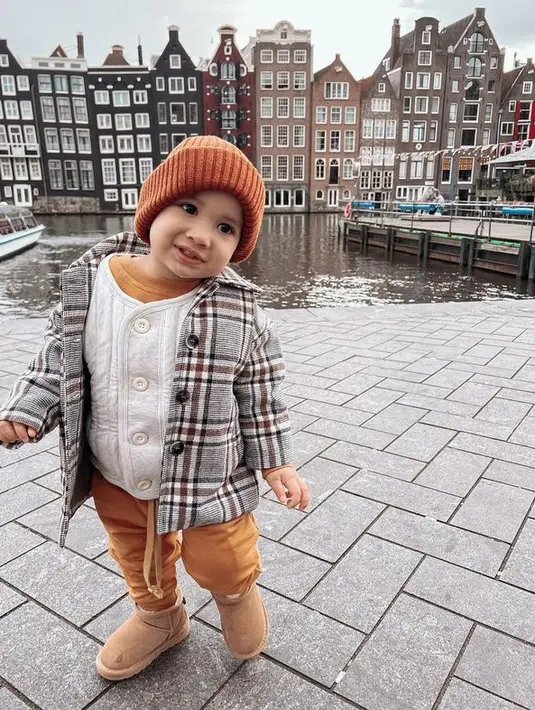 Begitu juga dengan sang buah hati yang terlihat stylish dengan paduan outfit yang menggemaskan. [Foto: instagram.com/zaskiasungkar15]