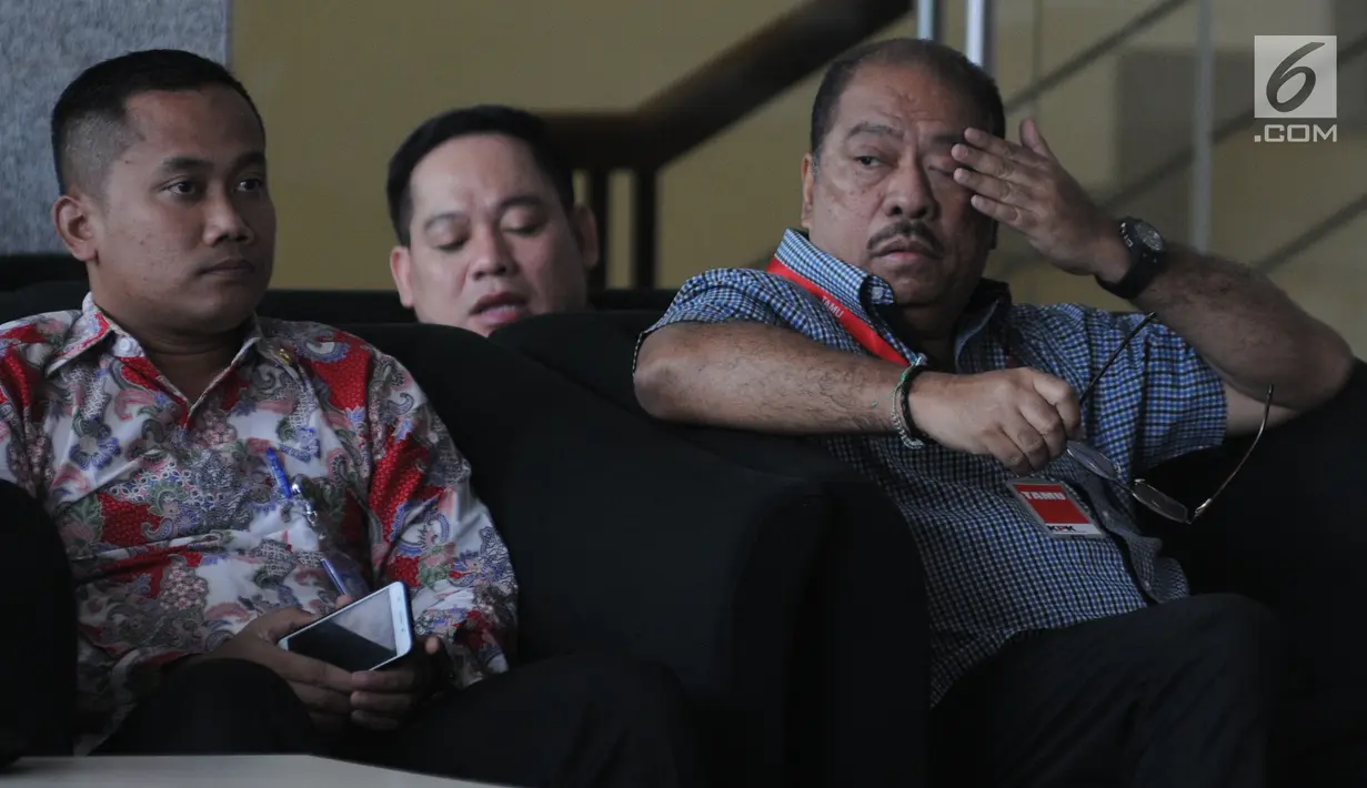 Anggota DPR RI dari Fraksi Partai Golkar Melchias Marcus Mekeng (kanan) berada di ruang tunggu sebelum menjalani pemeriksaan di Gedung KPK, Rabu (8/5/2019). Melchias Marcus Mekeng diperiksa sebagai saksi dalam kasus dugaan korupsi e-KTP dengan tersangka Markus Nari. (merdeka.com/Dwi Narwoko)