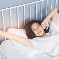Posisi tidur berbaring./Copyright shutterstock.com/g/anontae2522