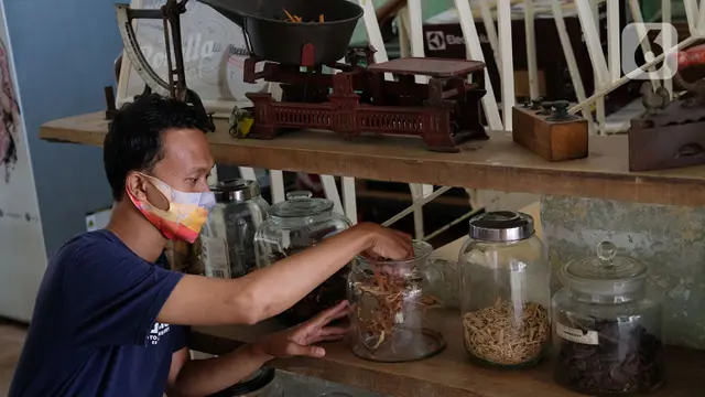 FOTO: Menikmati Jamu Tradisional Kala Pandemi COVID-19