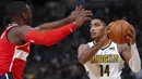 Pebasket Denver Nuggets, Gary Harris, berusaha melewati pebasket Washington Wizards, John Wall, pada laga NBA di Pepsi Center, Denver, Selasa (23/10/2017). Denver Nuggets kalah 104-109 dari Washington Wizards. (AP/David Zalubowski)