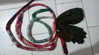 Polsek Tigaraksa Polresta Tangerang, mengamankan 12 remaja tanggung beserta barang barang bukti berupa cambuk sarung, yang hendak digunakan untuk perang sarung. (Liputan6.com/Pramita Tristiawati)