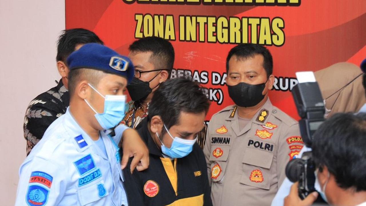 MSAT (baju hitam kuning) saat digiring ke Rutan Medaeng Sidoarjo. (Dian Kurniawan/Liputan6.com).