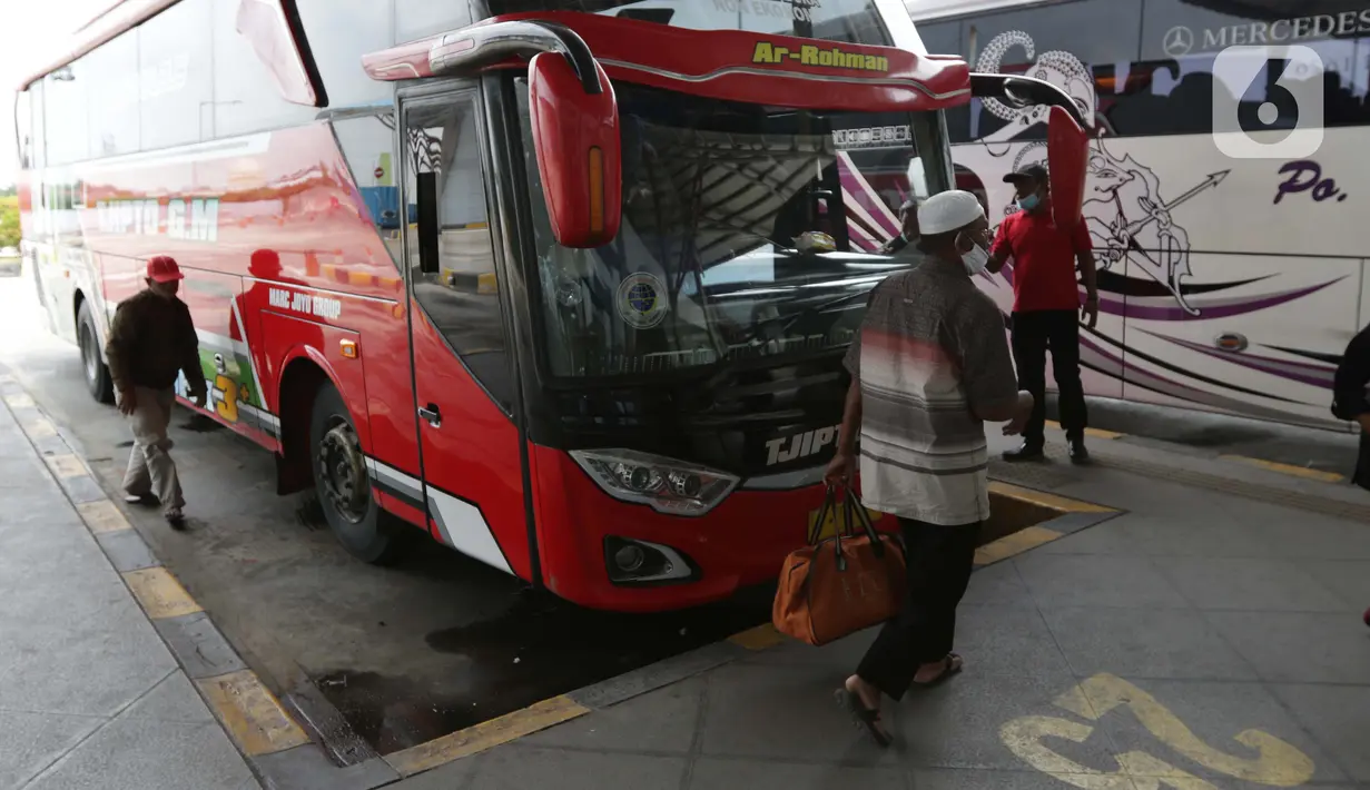 Calon penumpang bersiap menaiki bus Antar Kota Antar Provinsi di Terminal Bus Terpadu Pulo Gebang, Jakarta, Kamis (31/12/2020). Memasuki libur pergantian tahun sejumlah calon penumpang terus berdatangan di Terminal Bus Terpadu Pulo Gebang. (Liputan6.com/Helmi Fithriansyah)
