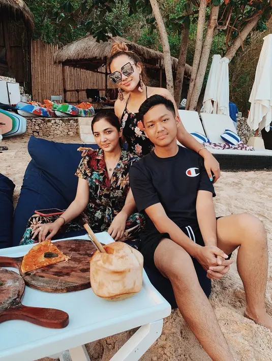 Ashanty sering dibilang seperti kakak adik dengan Aurel, tak heran jika keduanya kerap tampil dengan gaya makeup atau gaya rambut yang mirip-mirip. Tak ingin kalah Azriel juga sering mengimbangi dress code mama dan kakaknya biar selalu kompak. (Liputan6.com/IG/@ashanty_ash)