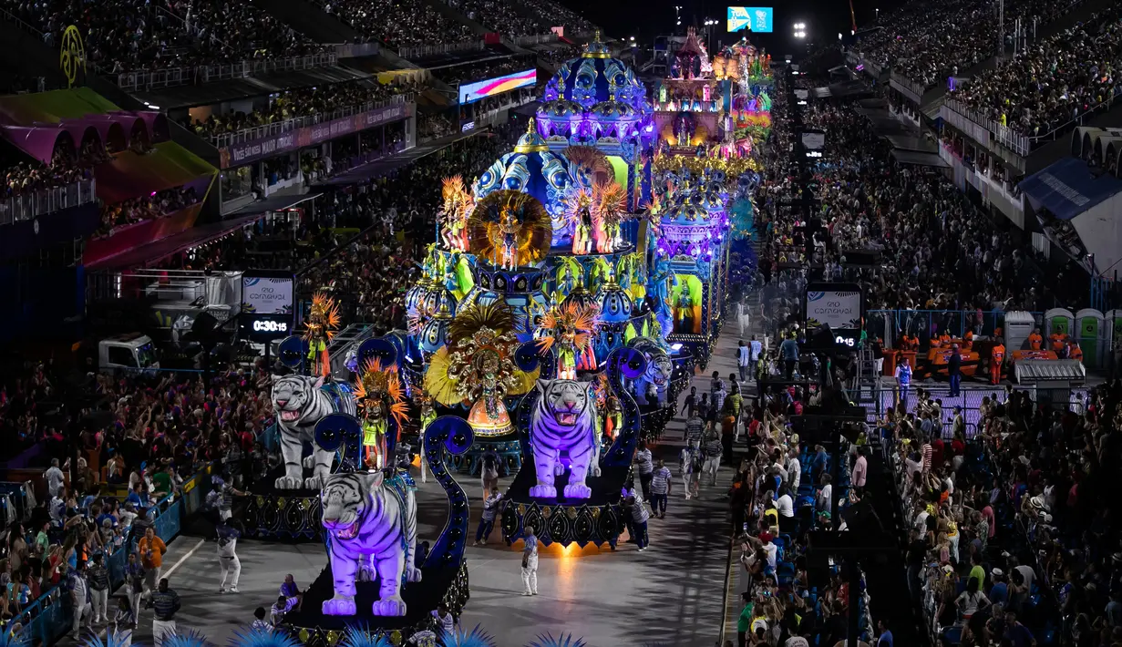 Penampil dari sekolah samba Paraiso de Tuiuti saat perayaan karnaval di Sambadrome, Rio de Janeiro, Brasil, Senin (20/2/2023). Para anggota sekolah samba di Brasil tampil pada parade karnaval di Sambadrome, Rio de Janeiro, Brasil. Karnaval terbesar di dunia tersebut merupakan kompetisi parade tahunan di stadion raksasa yang diubah menjadi jalan-jalan raya dikenal sebagai "Sambadrome". (AP Photo/Bruna Prado)