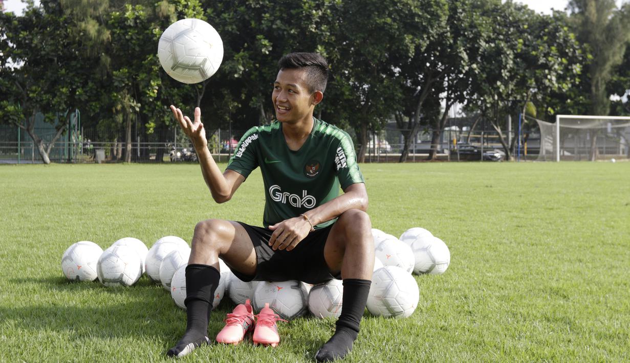 Pemain Timnas Indonesia U-22, Sani Rizki Fauzi, berpose usai latihan di Lapangan ABC, Senayan, Jakarta, Jumat (11/1). Latihan sekaligus seleksi pemain ini untuk persiapan turnamen Piala AFF U-22. (Bola.com/M Iqbal Ichsan)