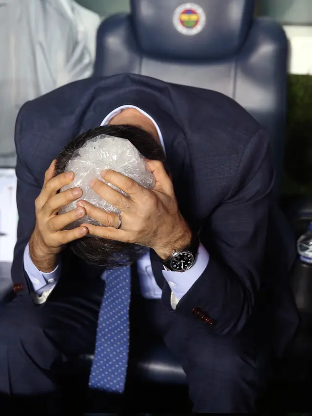 Pelatih Besiktas Dilempari Benda Tajam