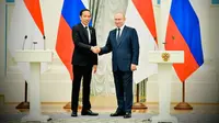 Presiden Joko Widodo (kiri) berjabat tangan dengan Presiden Rusia Vladimir Putin (kanan) usai menyampaikan pernyataan bersama di Istana Kremlin, Moskow, Rusia, Kamis (30/6/2022). Pertemuan ini merupakan bagian dari safari diplomasi Jokowi untuk mendesak perdamaian antara Rusia dan Ukraina yang masih terus berperang. (FOTO: Biro Pers Sekretariat Presiden)