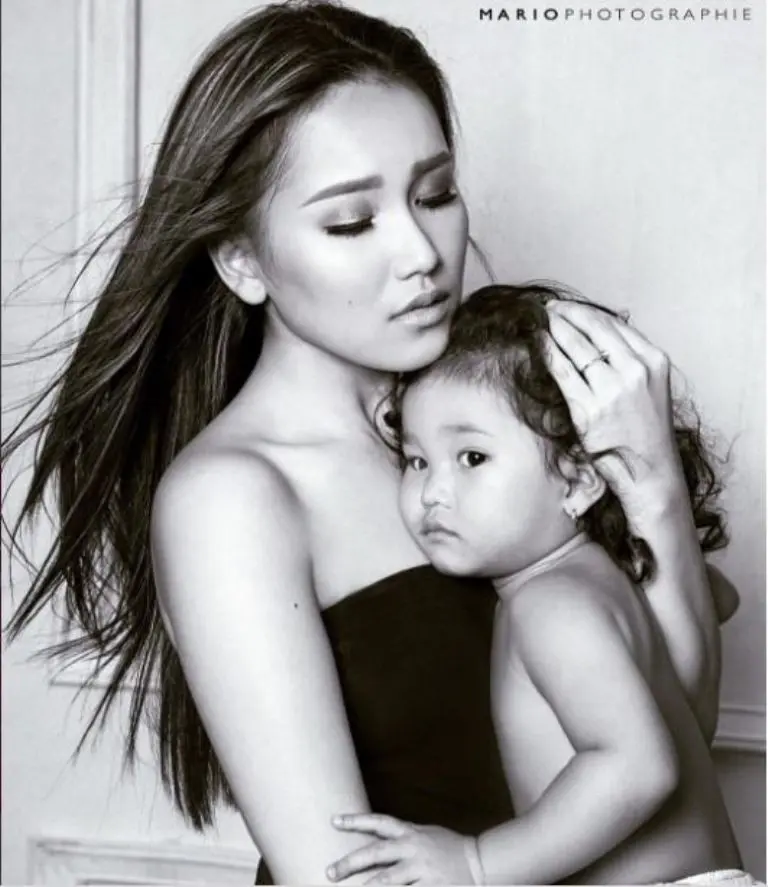 Ayu Ting Ting peluk anaknya yang tak pakai baju (Foto: Instagram)