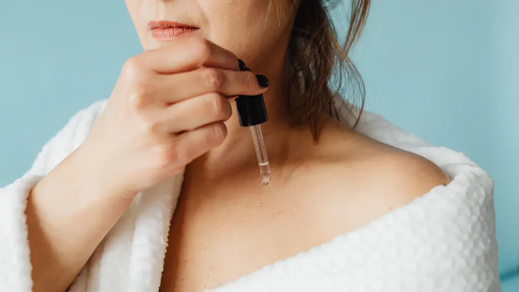 Jangan mengabaikan tahap skincare merawat kulit leher. Dok/Pexels.com/www.kaboompics.com].