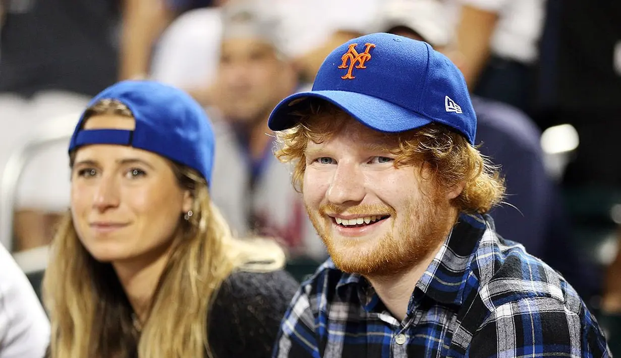 Mereka menghabiska tahun 2016 dengan berpegian bersama dan tetap membuat hubungan mereka tak terlihat oleh publik. (People)