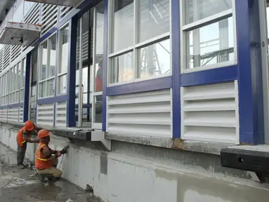 Pekerja menyelesaikan pembangunan halte Transjakarta Koridor XIII Ciledug-Tendean di kawasan Mayestik Jl. Kyai Maja, Jakarta Selatan, Rabu (2/11). Halte tersebut menghubungkan Transjakarta dengan halte pemberhentian bus. (Liputan6.com/Gempur M. Surya)