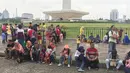 Pengunjung bersantai sambil wisata di kawasan Silang Monumen Nasional (Monas), Jakarta, Sabtu (30/12). Monas adalah salah satu tempat wisata alternatif bagi warga Jakarta dan sekitarnya. (Liputan6.com/Immanuel Antonius)