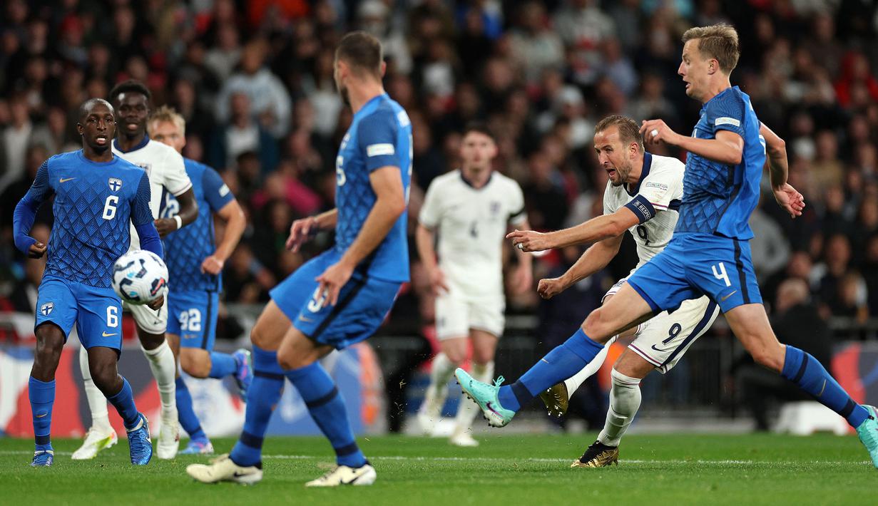 Pemain Inggris, Harry Kane mencetak gol ke gawang Finlandia saat laga UEFA Nations League 2024 di Satdion Wembley, London, Rabu (11/09/2024) WIB. (AFP/Justin Tallis)