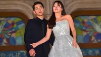 Song Joong Ki dan Song Hye Kyo berpose untuk fotografer di karpet merah ajang penghargaan The 52nd Baeksang Art Awards di Seoul, 3 Juni 2016. Song Song Couple dipertemukan sebagai lawan main dalam drama Korea, Descendants of The Sun. (JUNG YEON-JE/AFP)