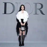 Brand ambassador Dior, Jisoo Blackpink kembali hadir di Paris Fashion Week. Kali ini member Blackpink ini tampil dengan busana monokrom. [@sooyaaa__]