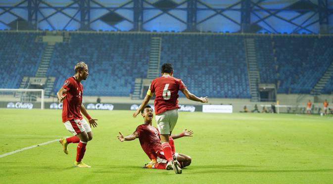 Kadek Agung - Bek Bali United ini sempat sering salah oper bola lantaran kaget dengan pressing ketat Thailand di awal-awal laga. Meski demikian Kadek justru mampu bangkit dan mencetak gol penyeimbang di menit 38. (PSSI)