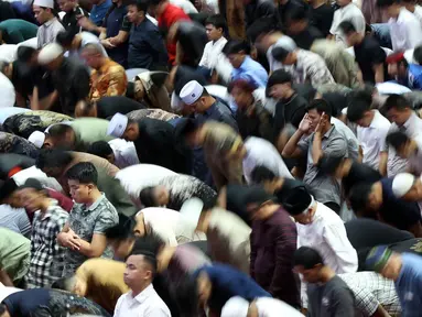Umat Muslim saat melaksanakan salat Tarawih perdana Ramadan 1447 Hijriah di Masjid Istiqlal, Jakarta, Rabu 18 Februari 2026. (Kapanlagi.com/Budy Santoso)