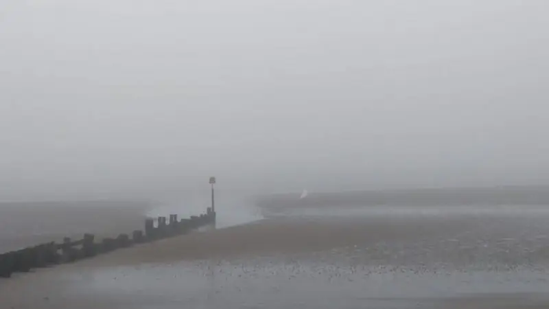Foto yang diduga mirip sosok putih seperti hantu mengambang di pantai Inggris (Tangkapan layar dari website mirror.co.uk)