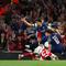 Gelandang Arsenal asal Spanyol Mikel Merino (bawah) ditekel oleh gelandang Paris Saint-Germain asal Portugal Joao Neves (kanan) saat bek Paris Saint-Germain asal Brasil Marquinhos (belakang tengah) menghalau bola selama pertandingan sepak bola Leg Pertama Semifinal Liga Champions UEFA antara Arsenal dan Paris Saint-Germain (PSG) di Stadion Emirates di London utara, pada 29 April 2025.Adrian Dennis / AFP