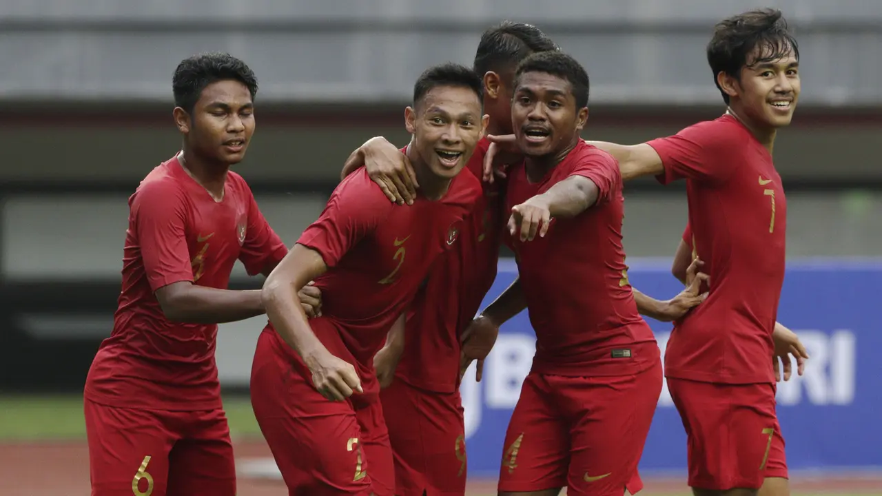 Para pemain Timnas Indonesia U-22 merayakan gol yang dicetak Andy Setyo ke gawang Bhayangkara FC. (Bola.com/Yoppy Renato)