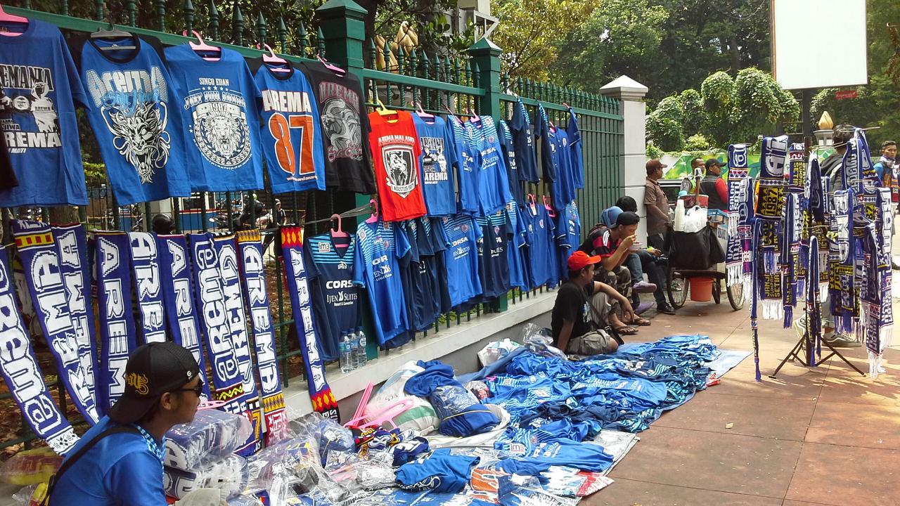 Torabika Bhayangkara Cup: Aremania Buka Lapak di Luar Stadion