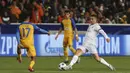 Pemain Real Madrid, Cristiano Ronaldo (kanan) mengecoh pemain APOEL, Ghayas Zahid pada laga Liga Champions grup H di GSP stadium, Nicosia, (21/11/2017). Madrid menang 6-0. (AP/Petros Karadjias)