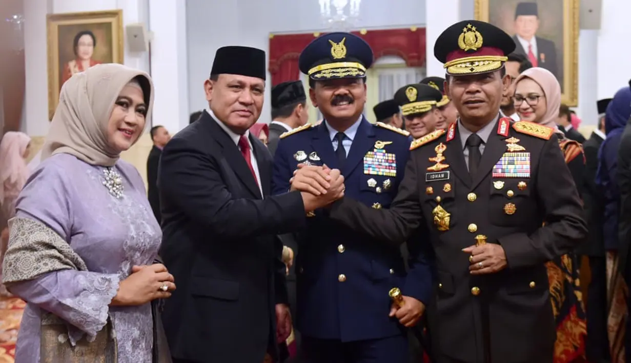Ketua KPK periode 2019-2023 Firli Bahuri (kedua kiri) bersalaman dengan Panglima TNI Hadi Tjahjanto dan Kapolri Idham Azis usai pelantikan pimpinan KPK di Istana Negara, Jakarta, Jumat (20/12/2019). Upacara pelantikan dipimpin langsung Presiden Joko Widodo. (Foto: Biro Pers Setpres)