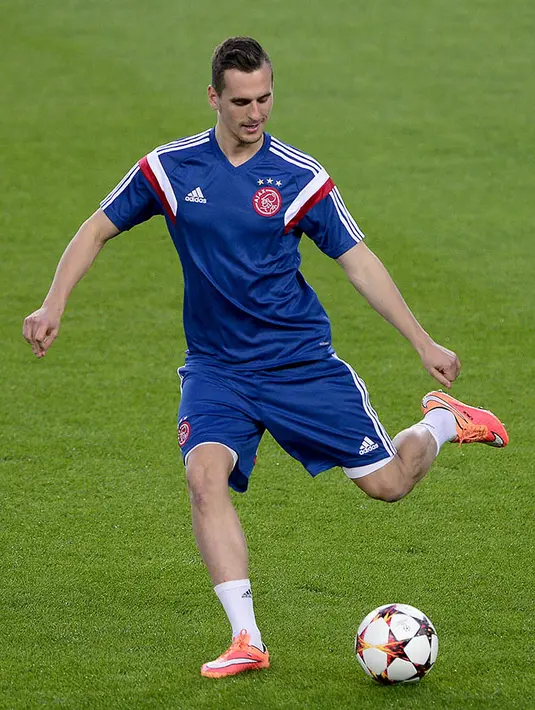 5. Arkadiusz Milik. Selain itu, menurut Tutto Mercato Web, Liverpool juga terus bersaing dengan Barcelona dan Arsenal untuk mendatangkan striker Ajax ini. Bomber berkebangsaan Polandia ini dibandrol dengan harga 13 juta poundsterling. (AFP/Josep Lago) 