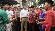 Cagub DKI Jakarta, Anies Baswedan disambut jawara palang pintu saat mengunjungi kawasan Menteng Dalam, Jakarta, Kamis (2/2). (Liputan6.com/Yoppy Renato)