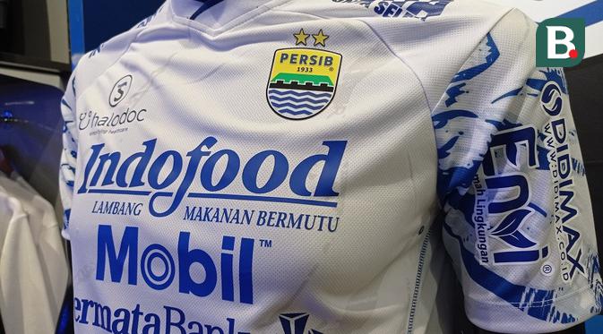 Jersey Persib Bandung. (Bola.com/Muhammad Faqih)