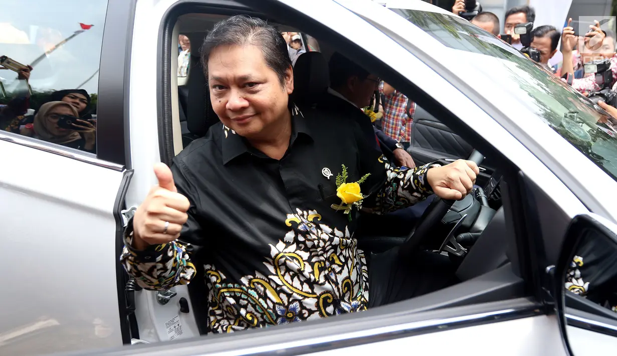 Menperin Airlangga Hartarto melakukan test drive saat penyerahan 10 mobil listrik dari Mitsubishi Motors kepada pemerintah Indonesia. Mobil tersebut terdiri dari delapan unit Mitsubishi Outlander PHEV dan dua unit i-MiEV. (Liputan6.com/JohanTallo)