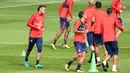 Neymar (kiri) melakukan pemanasan bersama para pemain PSG  pada sesi latihan di Camp des Loges, Paris, (11/8/2017). PSG akan mengawali Liga 1 Prancis melawan Guingamp. (AFP/Alain Jocard)