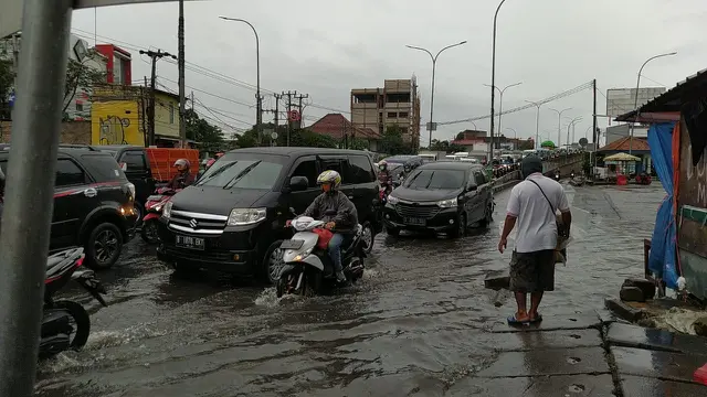 Hujan Deras Sebabkan Longsor dan Genangan Air di Kota Depok