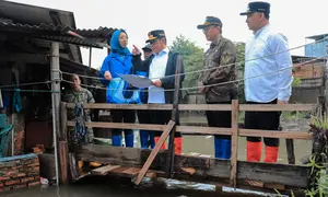 Gubernur DKI Jakarta Pramono Anung meninjau segmen Sungai Begog dan Pedongkelan di Cilincing