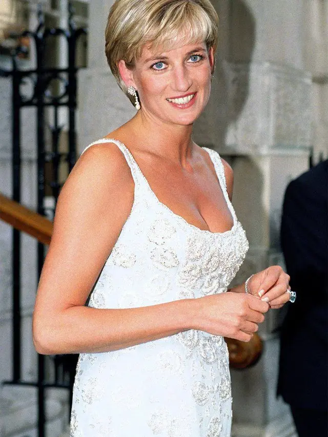 Princes Diana mengenakan set anting berlian putih berbentuk bunga dan mutiara berwarna krem sebagai hadiah pernikahan dari emir Qatar. (Foto: Facebook/Diana, Princess of Wales 1961-1997)