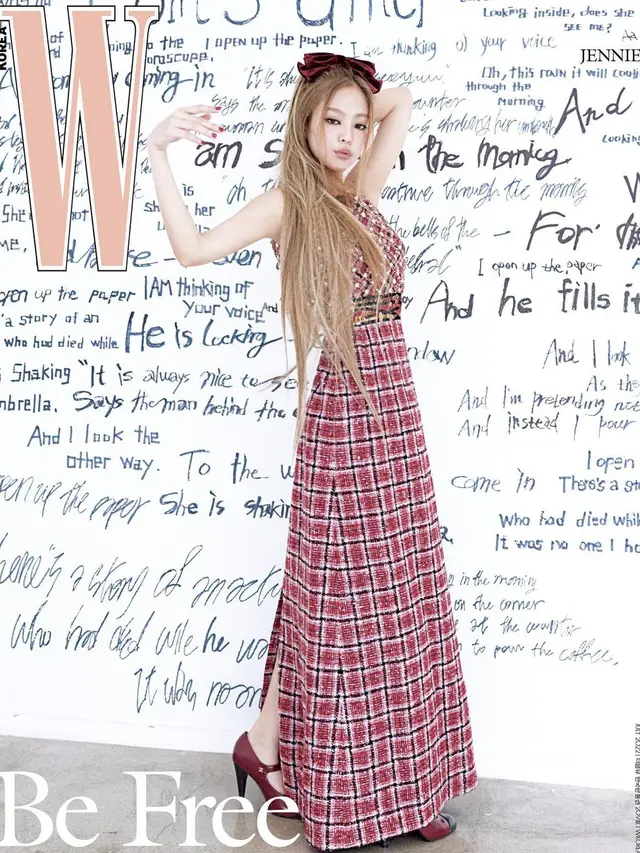 Jennie BLACKPINK Kenakan Tweed Coat dan Dress Chanel Seharga Ratusan Juta untuk Cover Majalah