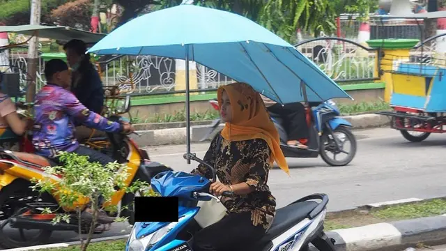 6 Aksi Kocak Orang Naik Motor Bawa Payung Ini Jadi Pusat Perhatian
