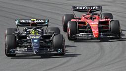 Pembalap Mercedes, Lewis Hamilton (kiri) dan pembalap Ferrari, Charles Leclerc berkompetisi pada Formula 1 GP Belanda di Sirkuit Zandvoort, Zandvoort, Belanda, 27 Augustus 2023. (AFP/John Thys)